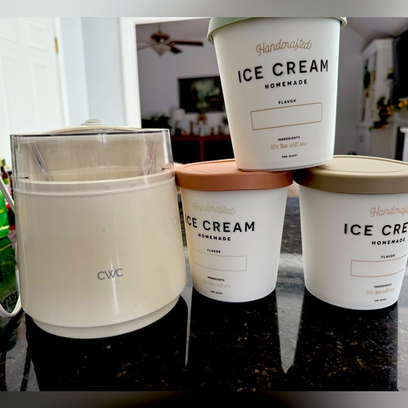 CWC Ice Cream Maker + Ice Cream containers - Picture 1 of 3